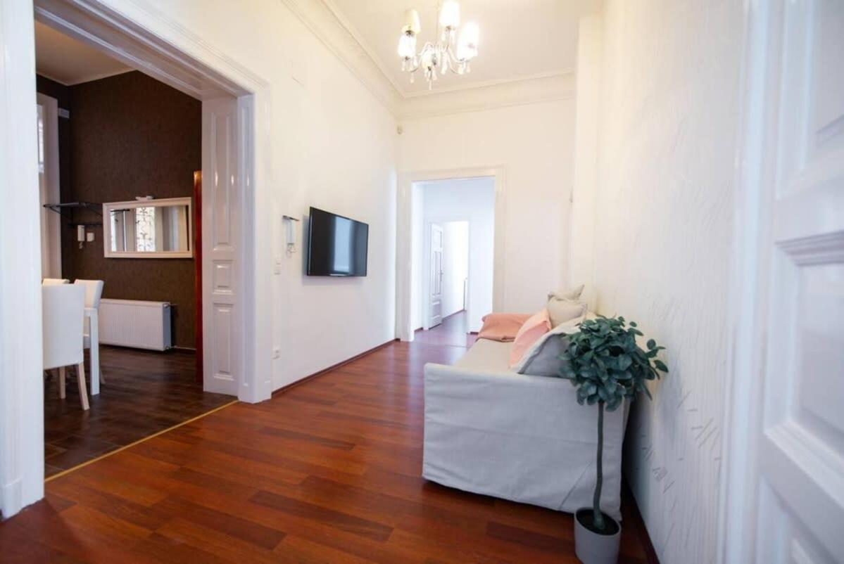 Very Central Convenient Large Ac Place Budapest Exteriör bild