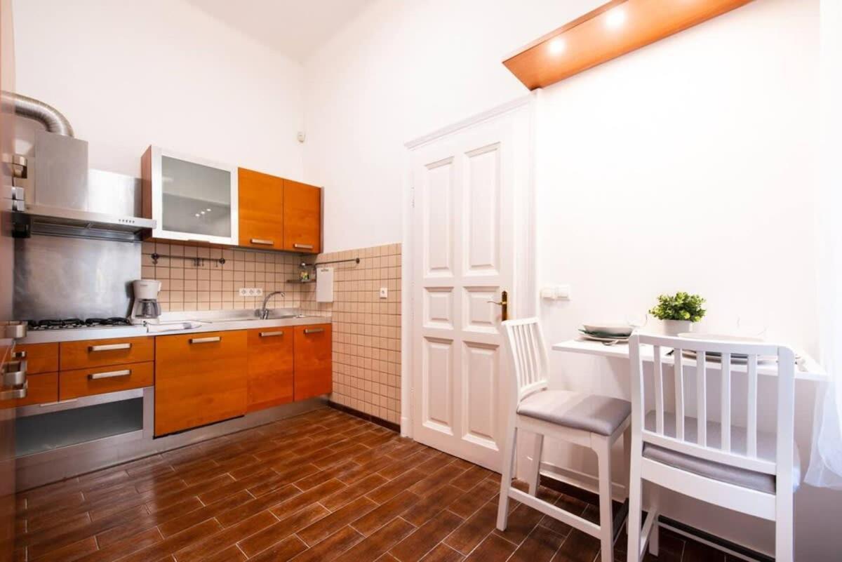 Very Central Convenient Large Ac Place Budapest Exteriör bild