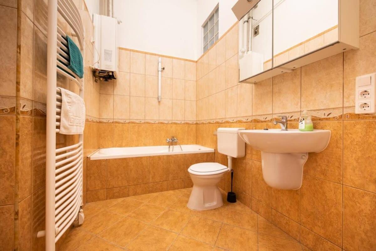 Very Central Convenient Large Ac Place Budapest Exteriör bild